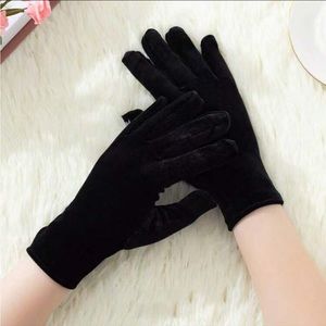 Short black velvet gloves nwt